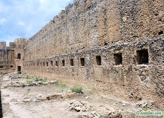 Les murs intrieurs du chateau de Frangokastello