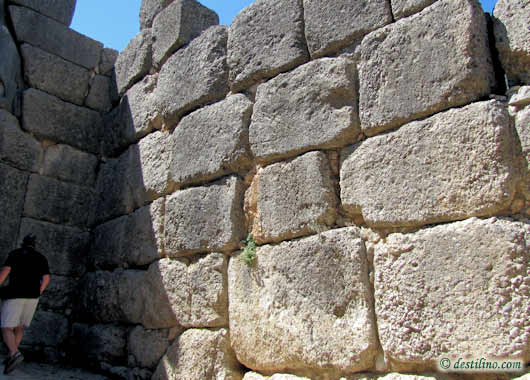 Les blocs de pierre titanesque de Mycnes